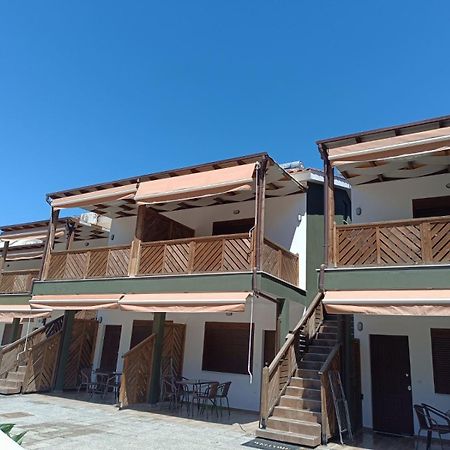 Mad'S Villas Néa Péramos Exterior foto